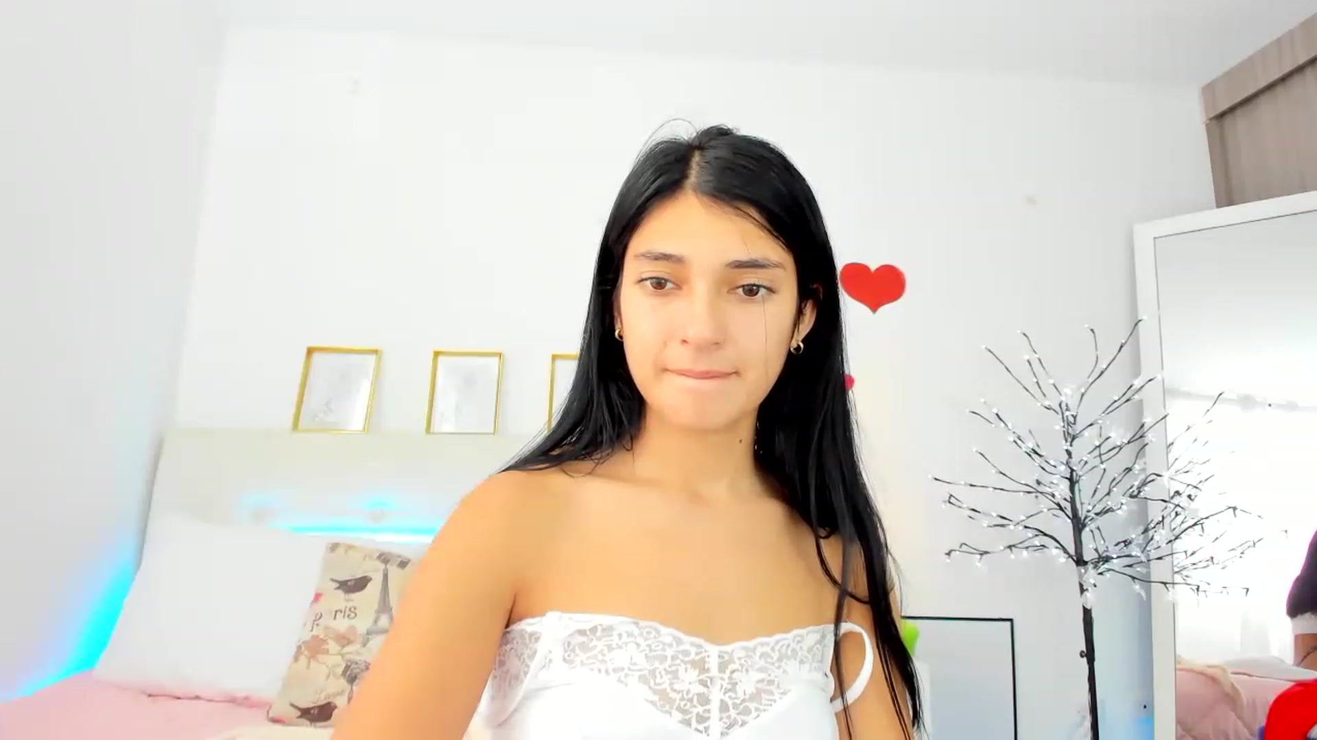 Gallery image thumbnail from Emmily_'s myfreecams stream on, 12/28/2022, 21:32 image 17 of 20