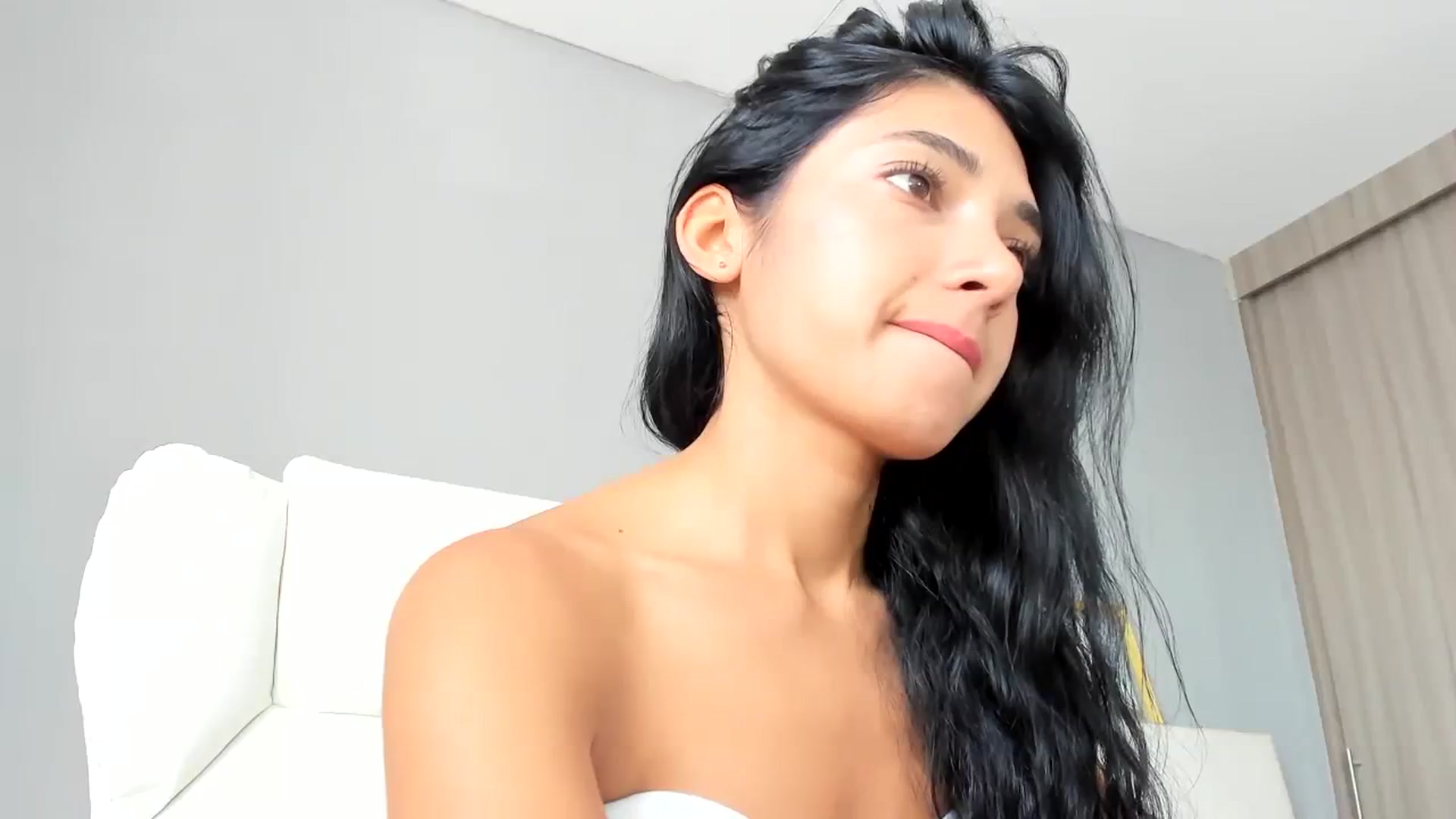 Gallery image thumbnail from Emmily_'s myfreecams stream on, 08/03/2023, 19:02 image 10 of 20