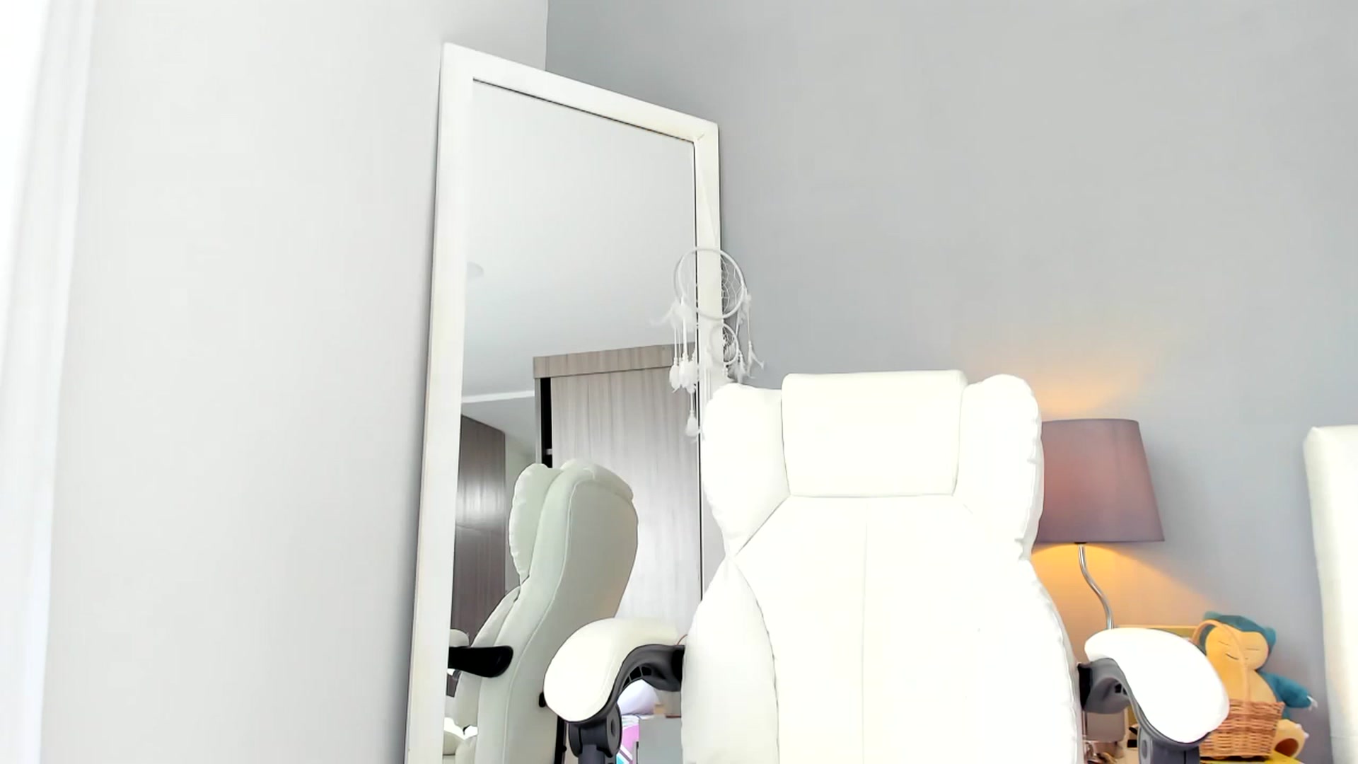 Gallery image thumbnail from Emmily_'s myfreecams stream on, 08/16/2023, 16:40 image 13 of 20