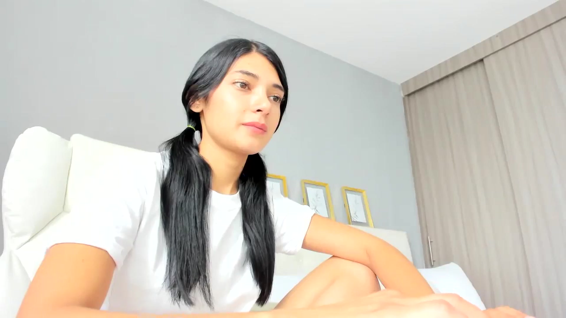 Gallery image thumbnail from Emmily_'s myfreecams stream on, 08/19/2023, 16:53 image 3 of 20