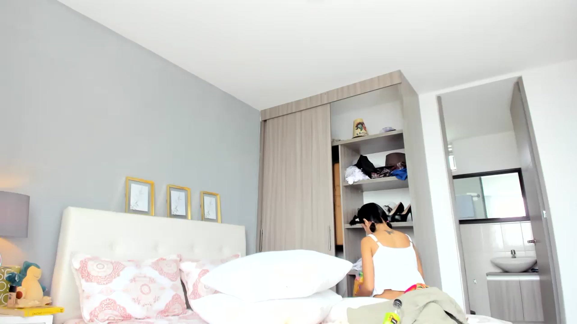 Gallery image thumbnail from Emmily_'s myfreecams stream on, 08/30/2023, 17:52 image 8 of 20
