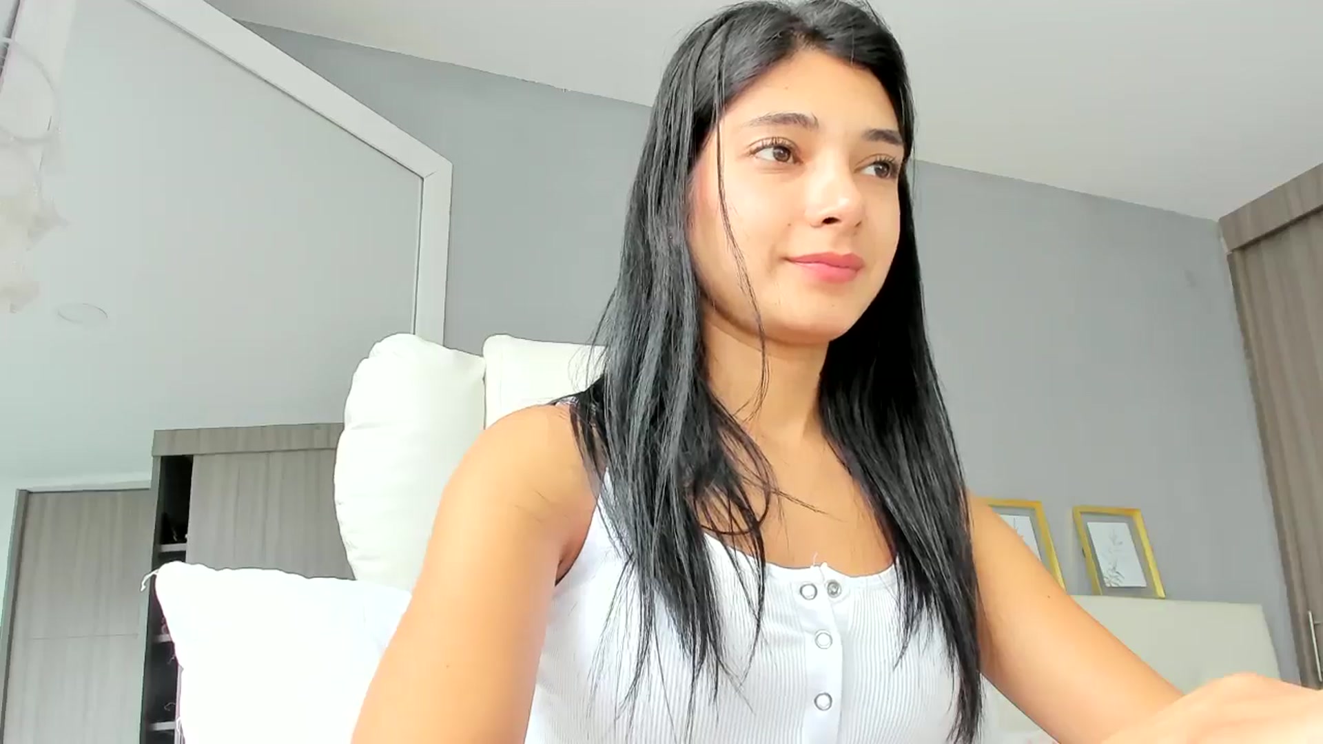Gallery image thumbnail from Emmily_'s myfreecams stream on, 05/20/2024, 18:36 image 12 of 20