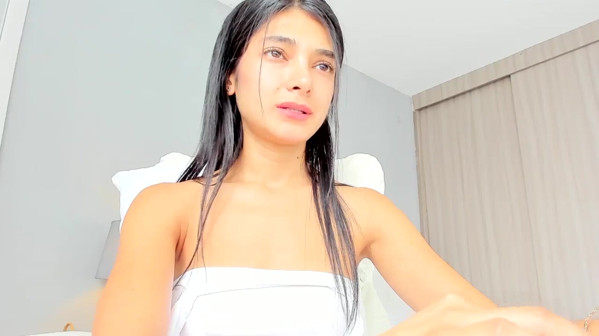 Gallery image thumbnail from Emmily_'s myfreecams stream on, 05/22/2024, 19:11 image 20 of 20