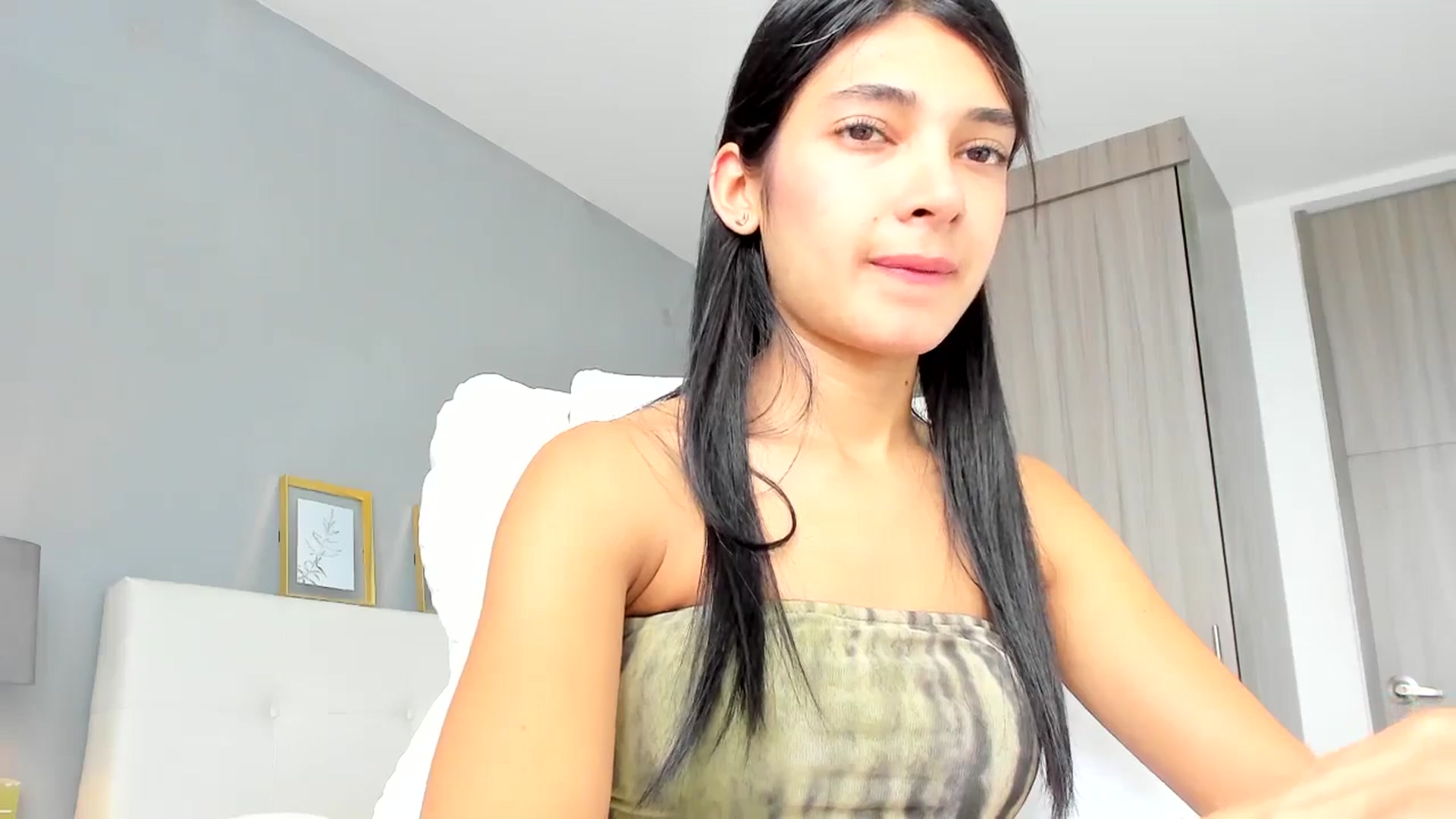 Gallery image thumbnail from Emmily_'s myfreecams stream on, 05/22/2024, 19:11 image 7 of 20