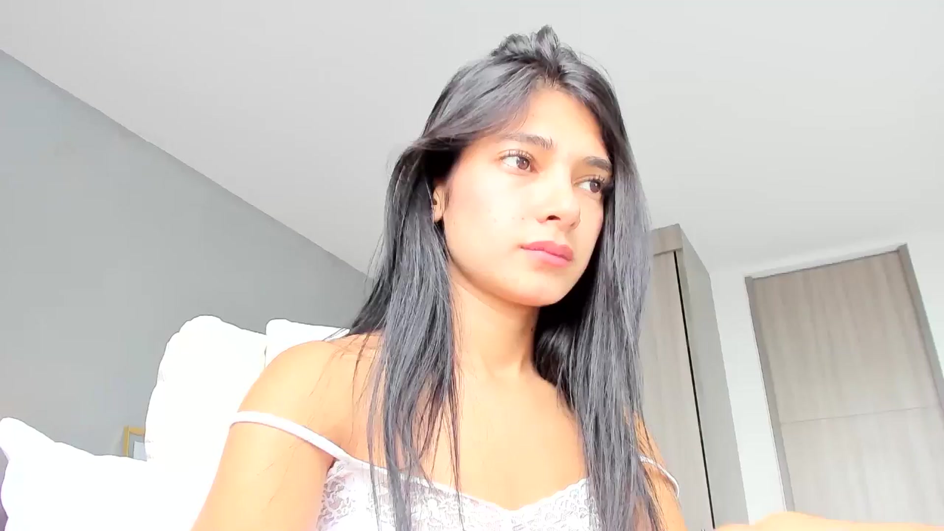 Gallery image thumbnail from Emmily_'s myfreecams stream on, 05/29/2024, 17:48 image 7 of 20