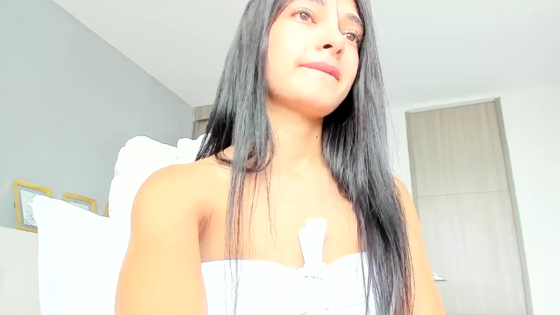Gallery image thumbnail from Emmily_'s myfreecams stream on, 08/01/2024, 15:34 image 8 of 20
