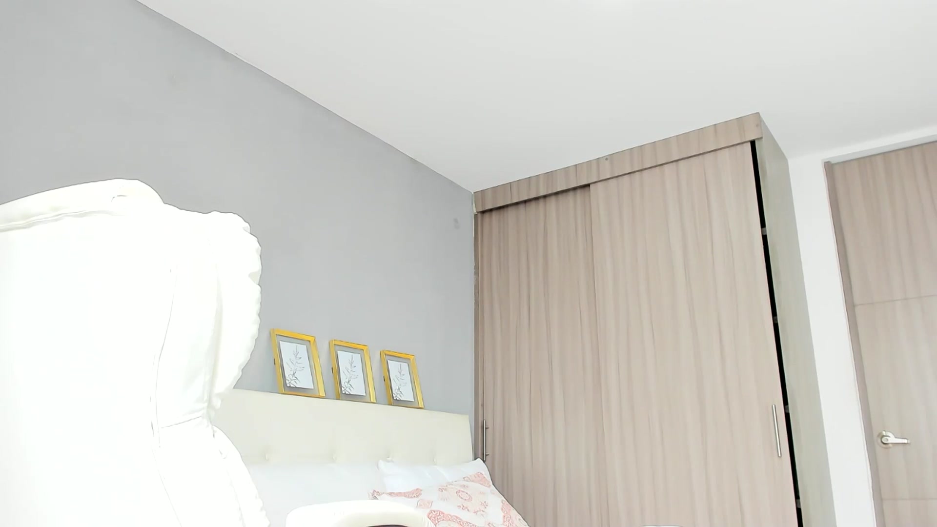 Gallery image thumbnail from Emmily_'s myfreecams stream on, 08/05/2024, 15:24 image 16 of 20