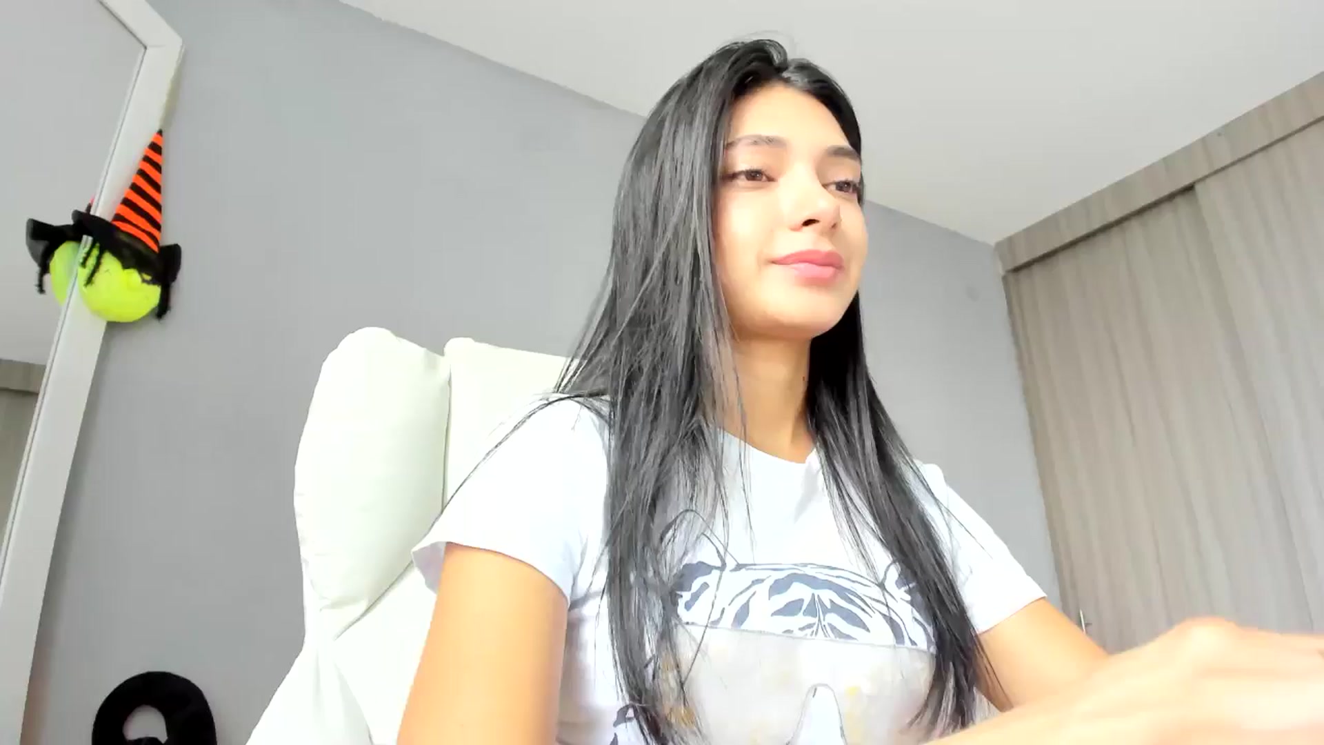 Gallery image thumbnail from Emmily_'s myfreecams stream on, 10/16/2024, 15:36 image 15 of 20