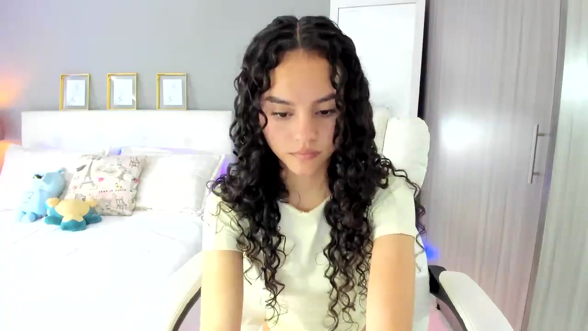 Gallery image thumbnail from Emmily__'s myfreecams stream on, 07/12/2025, 17:18 image 2 of 20