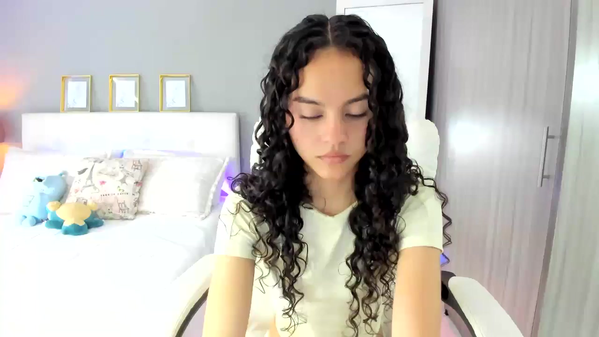 Gallery image thumbnail from Emmily__'s myfreecams stream on, 07/12/2025, 17:18 image 1 of 20