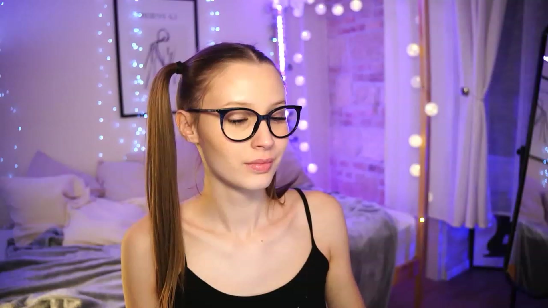 Gallery image thumbnail from EmmmaShy_18's myfreecams stream on, 11/25/2023, 02:08 image 5 of 20