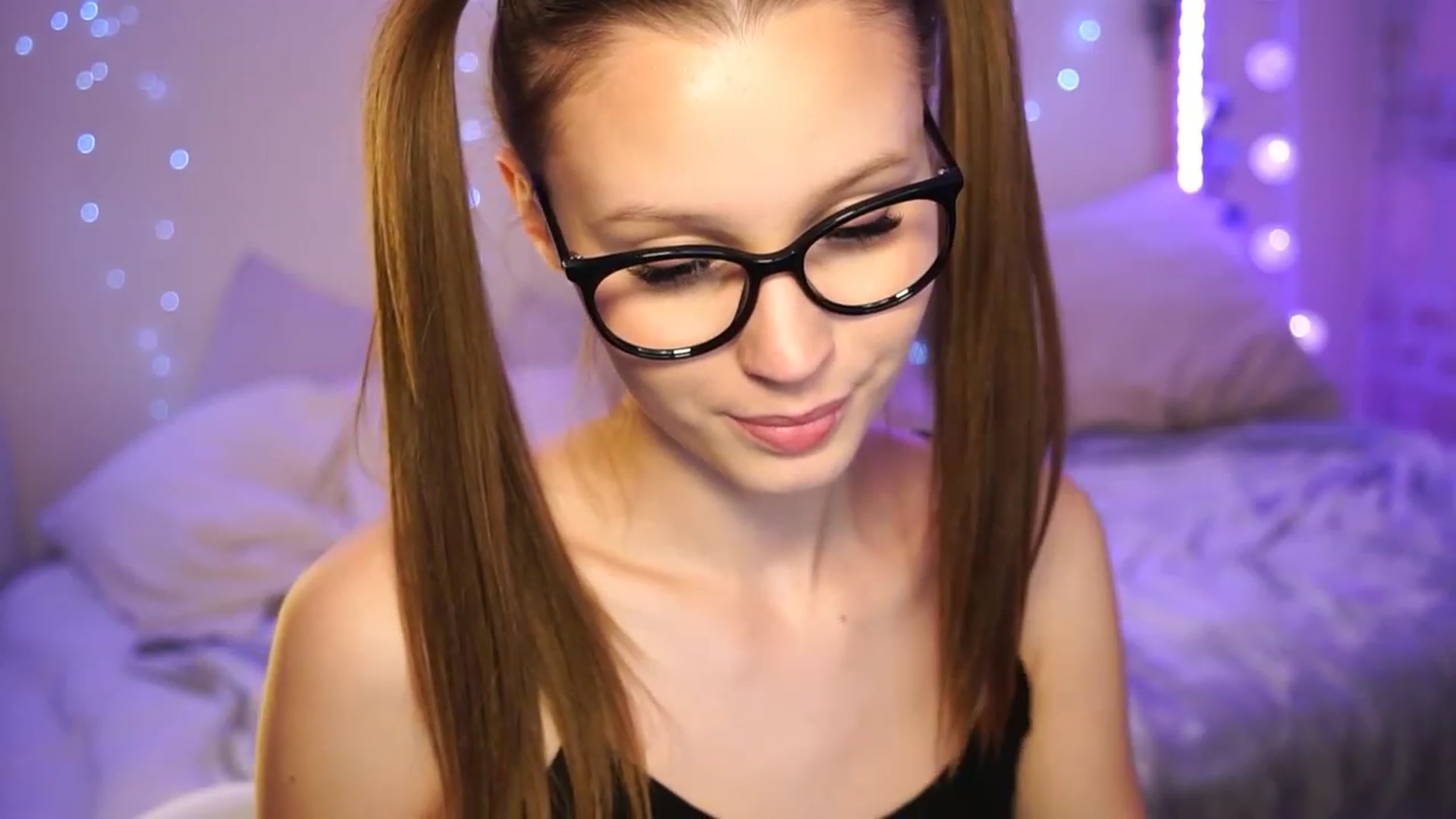 Gallery image thumbnail from EmmmaShy_18's myfreecams stream on, 11/25/2023, 18:43 image 18 of 20