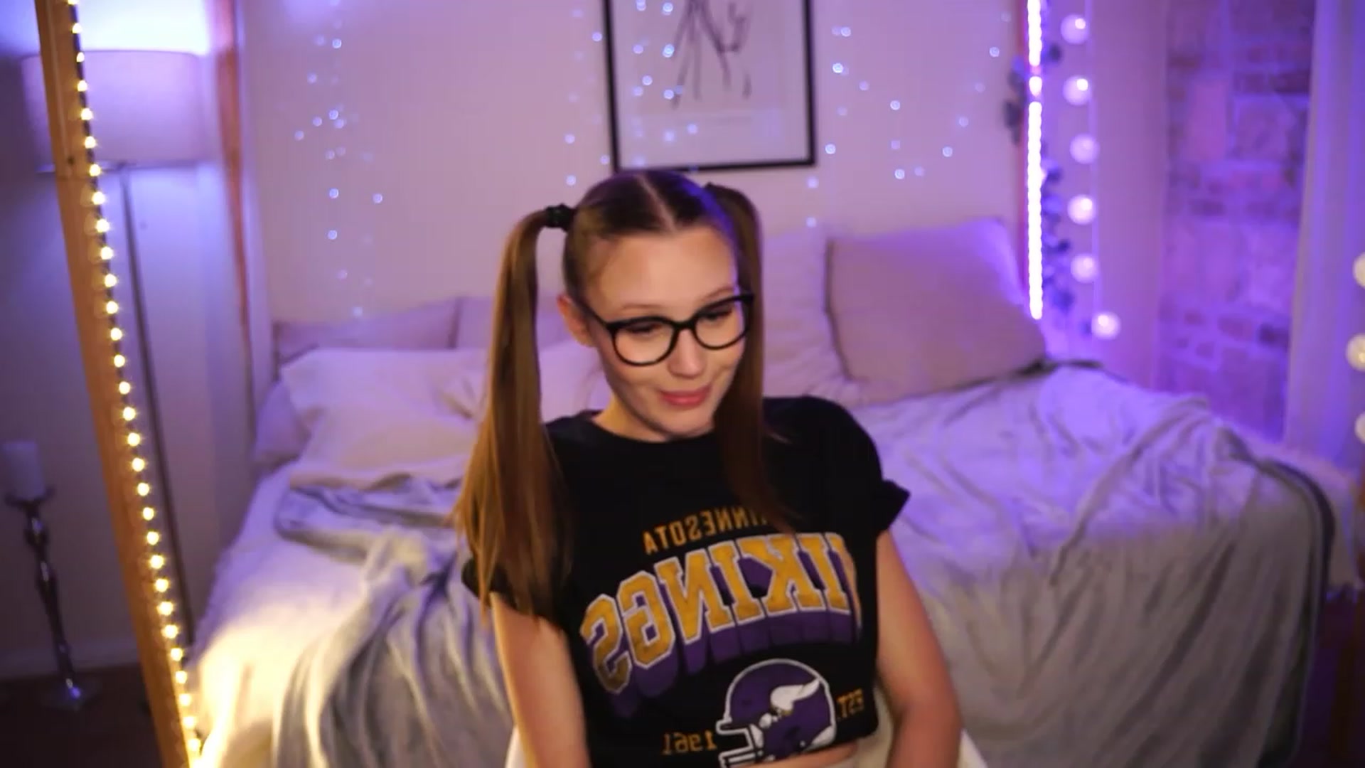Gallery image thumbnail from EmmmaShy_18's myfreecams stream on, 12/01/2023, 22:21 image 5 of 20