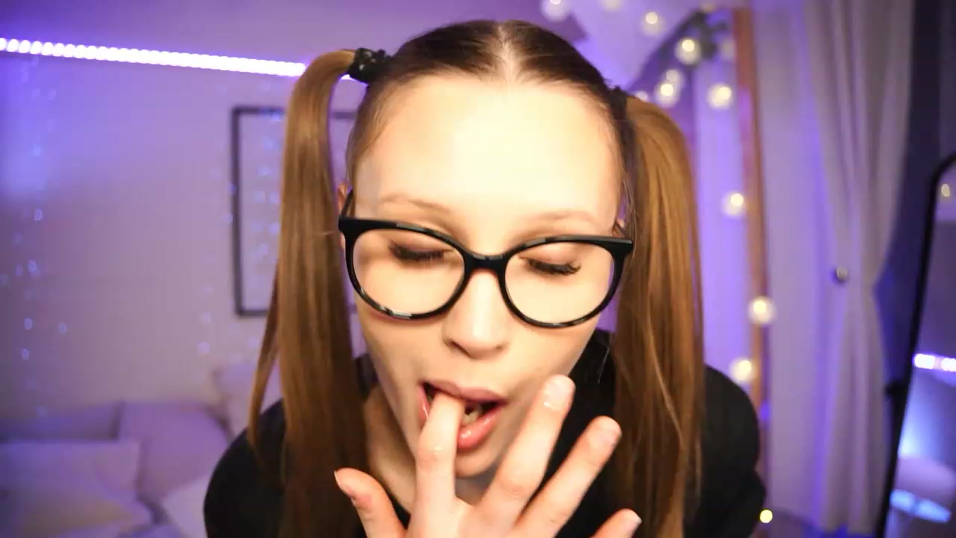 Gallery image thumbnail from EmmmaShy_18's myfreecams stream on, 12/01/2023, 22:21 image 14 of 20