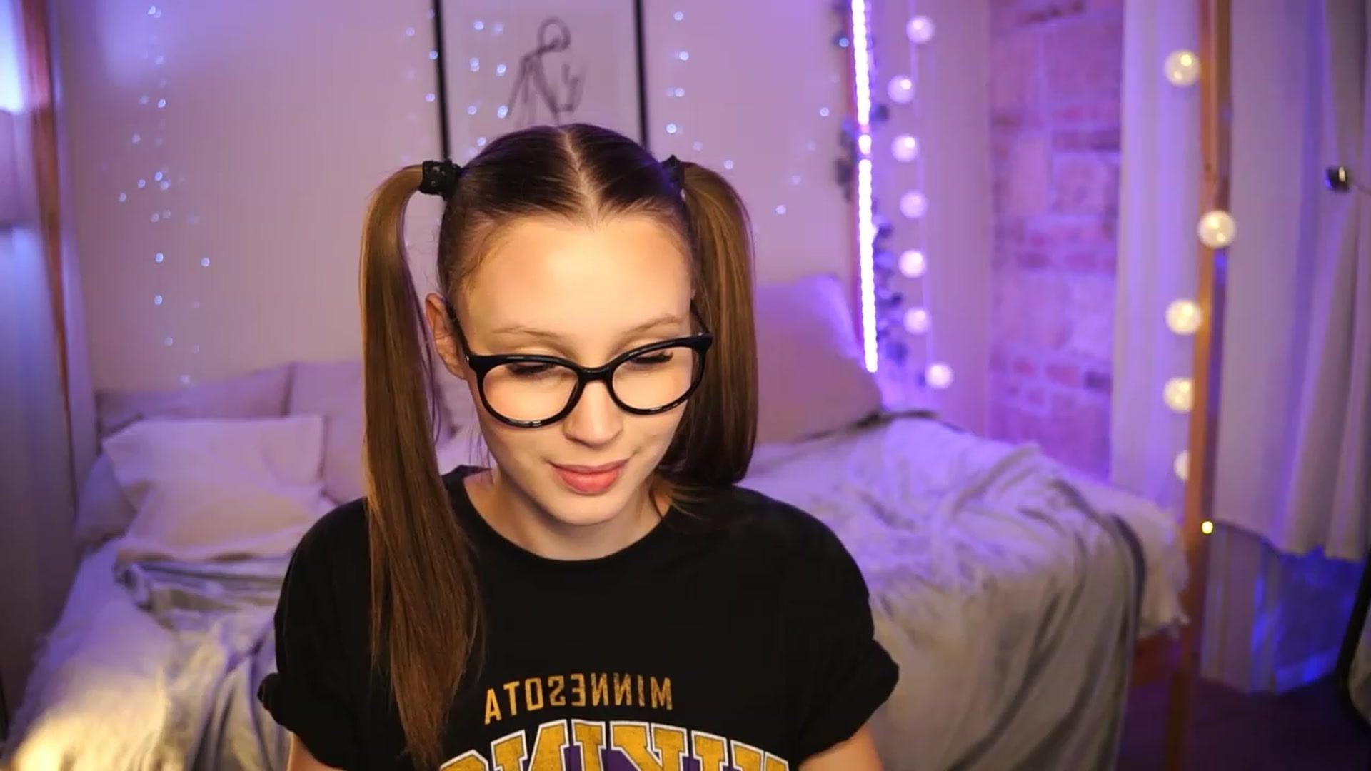 Gallery image thumbnail from EmmmaShy_18's myfreecams stream on, 12/01/2023, 22:21 image 9 of 20