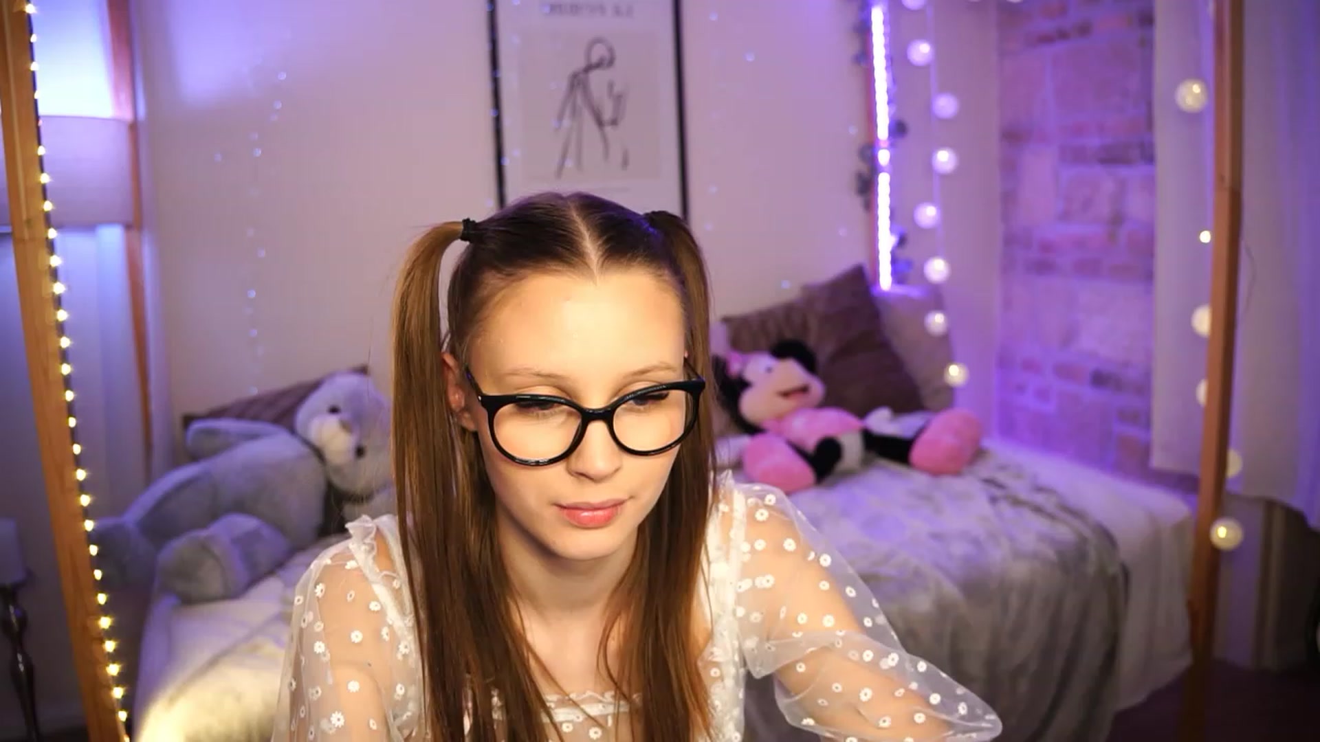 Gallery image thumbnail from EmmmaShy_18's myfreecams stream on, 12/10/2023, 01:05 image 18 of 20
