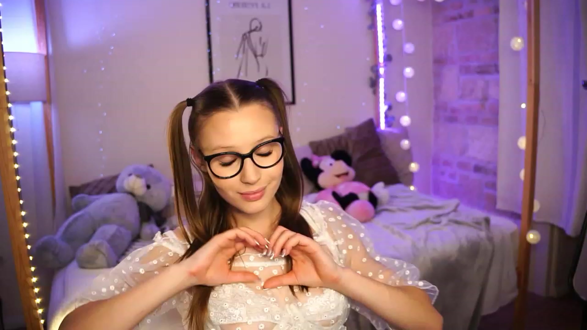 Gallery image thumbnail from EmmmaShy_18's myfreecams stream on, 12/10/2023, 01:05 image 4 of 20