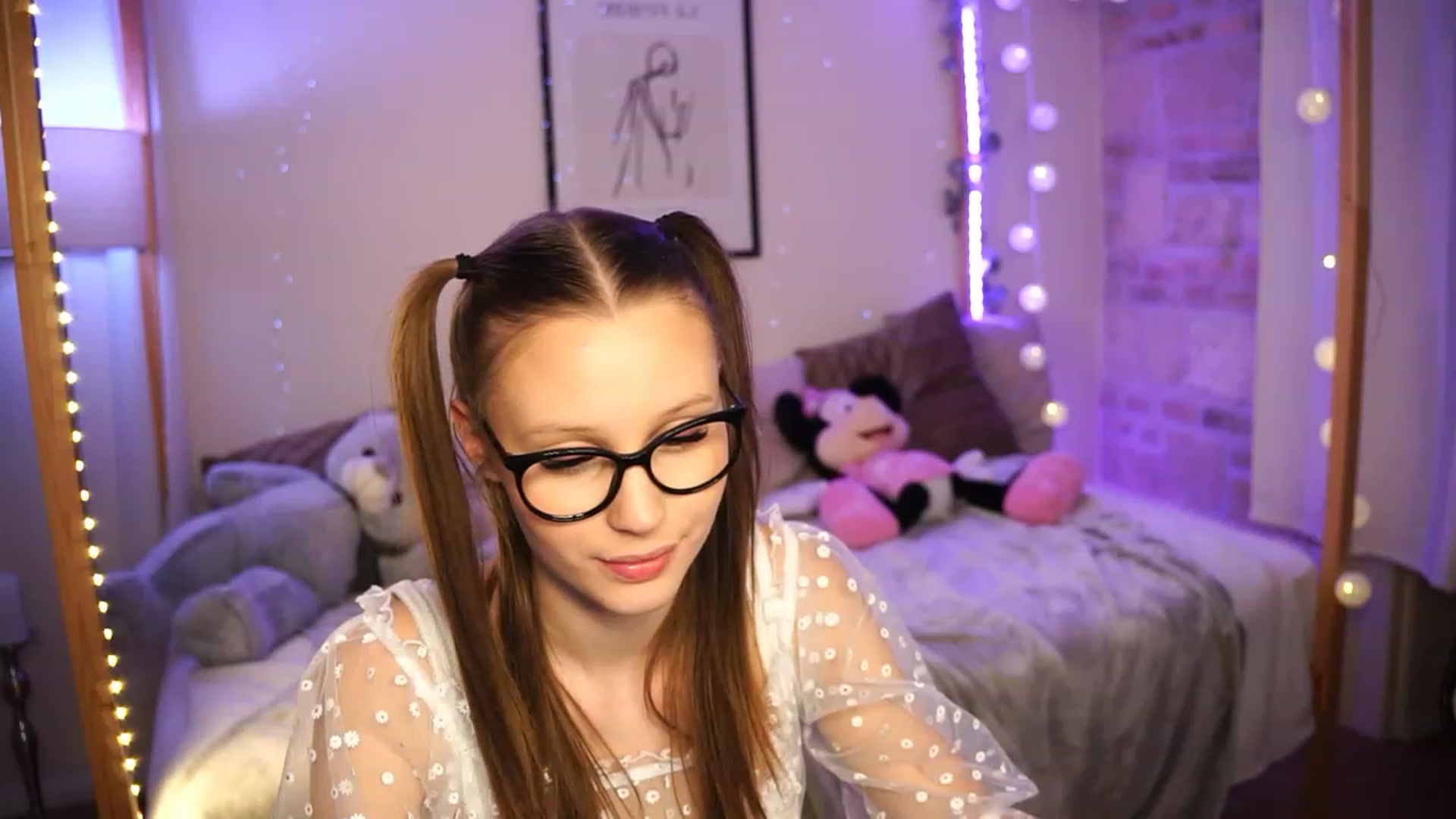 Gallery image thumbnail from EmmmaShy_18's myfreecams stream on, 12/10/2023, 01:05 image 17 of 20