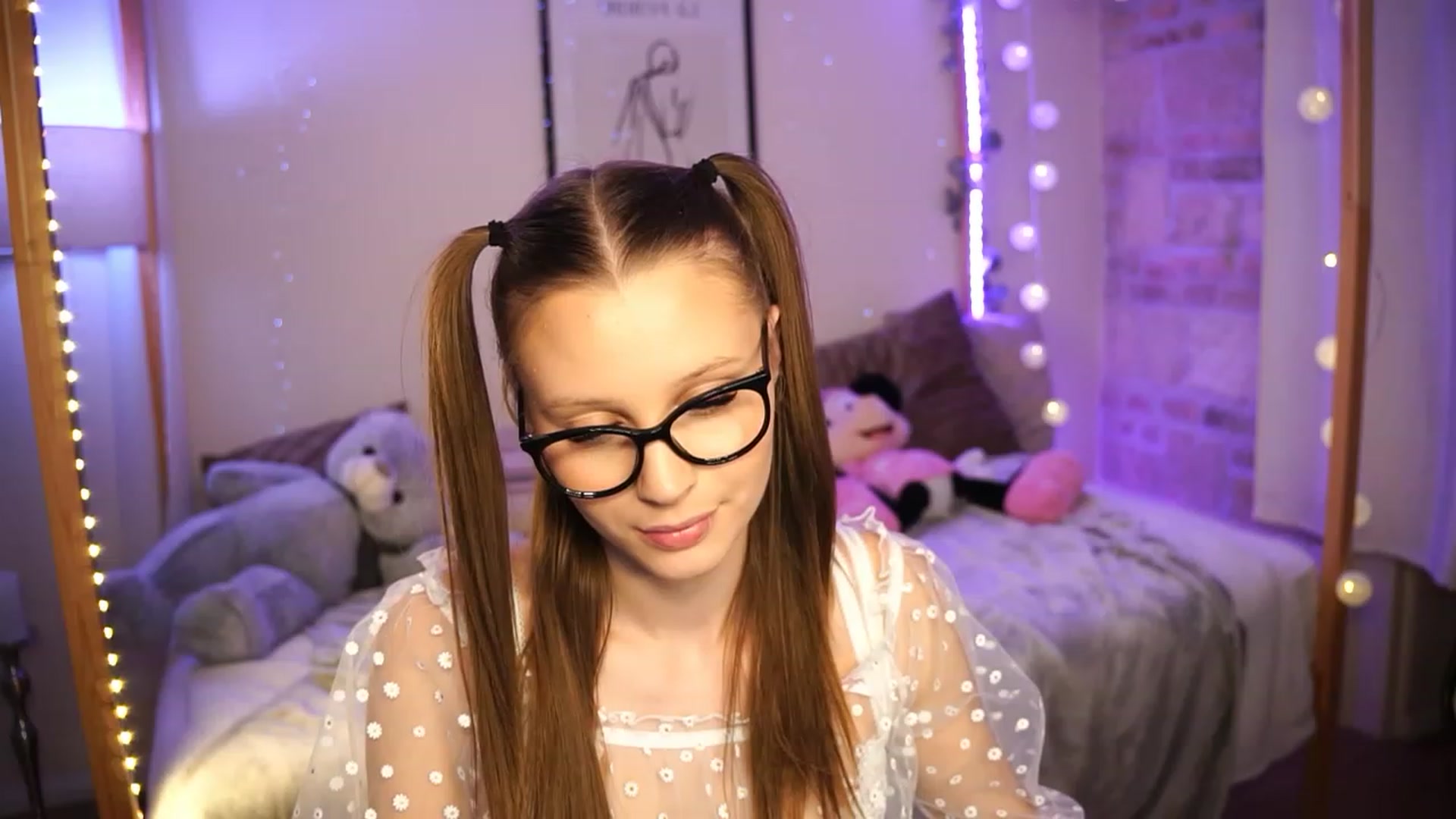Gallery image thumbnail from EmmmaShy_18's myfreecams stream on, 12/10/2023, 01:05 image 15 of 20