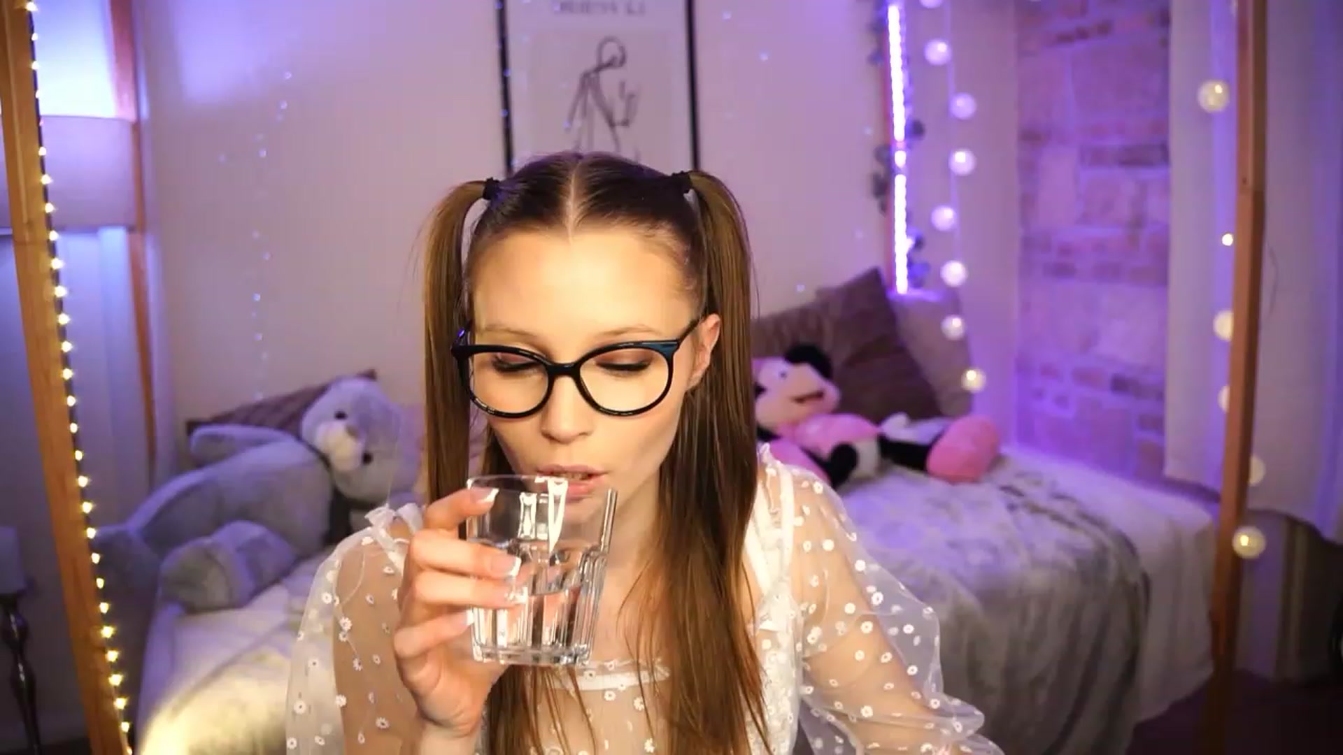 Gallery image thumbnail from EmmmaShy_18's myfreecams stream on, 12/10/2023, 01:05 image 16 of 20