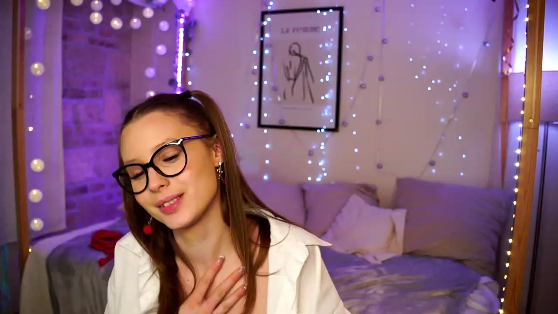 Gallery image thumbnail from EmmmaShy_18's myfreecams stream on, 12/22/2023, 01:33 image 17 of 20