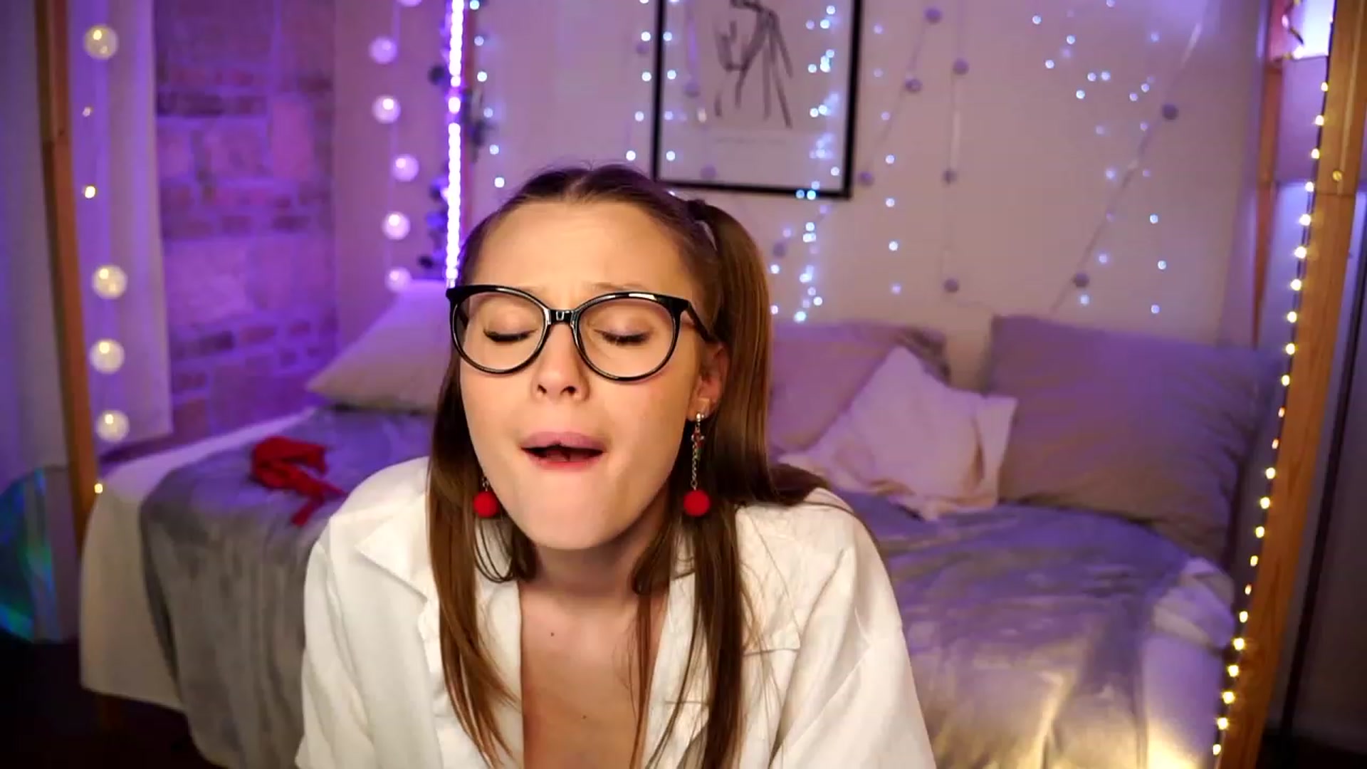 Gallery image thumbnail from EmmmaShy_18's myfreecams stream on, 12/22/2023, 01:33 image 6 of 20