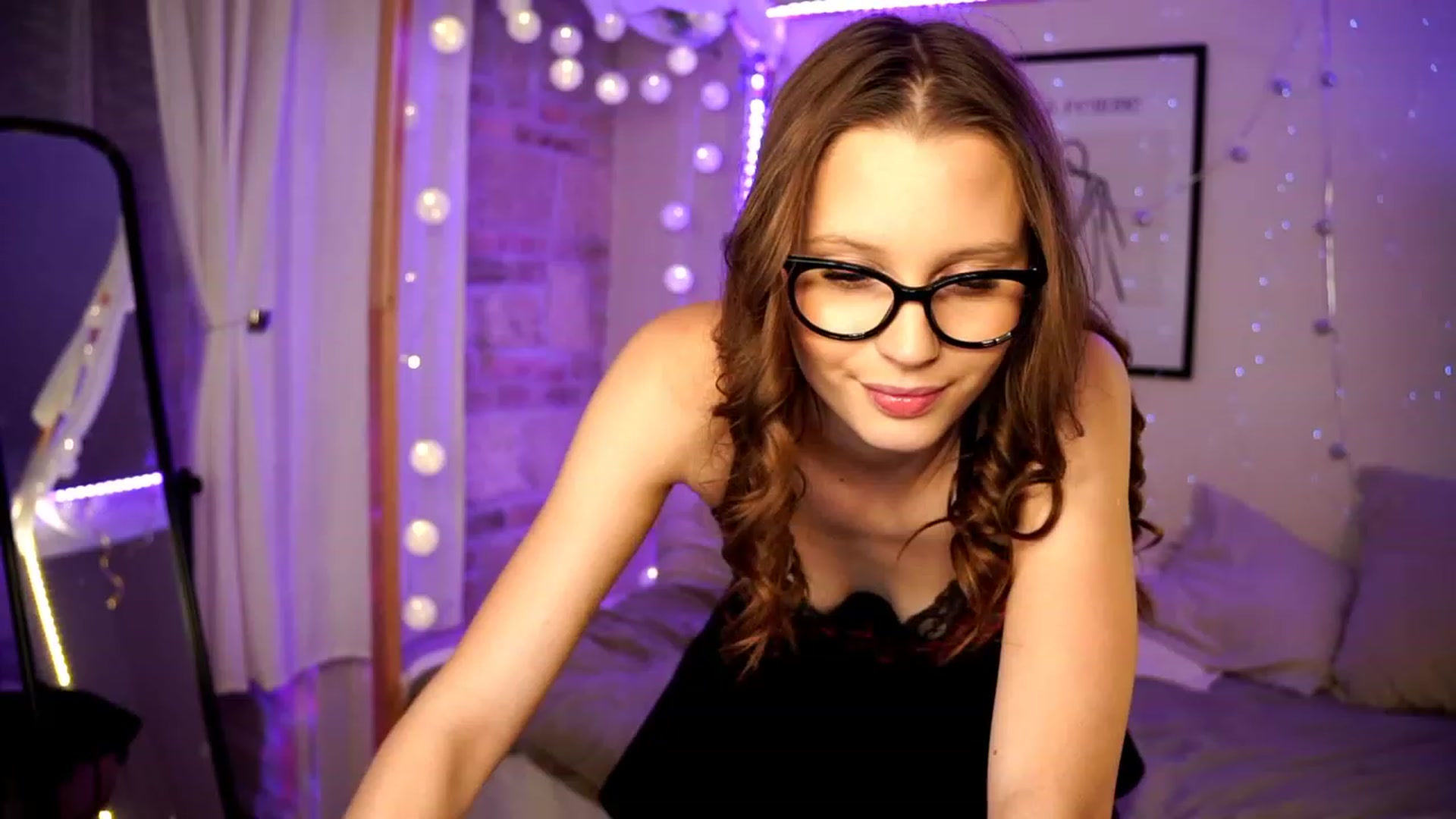 Gallery image thumbnail from EmmmaShy_18's myfreecams stream on, 12/31/2023, 01:29 image 1 of 20