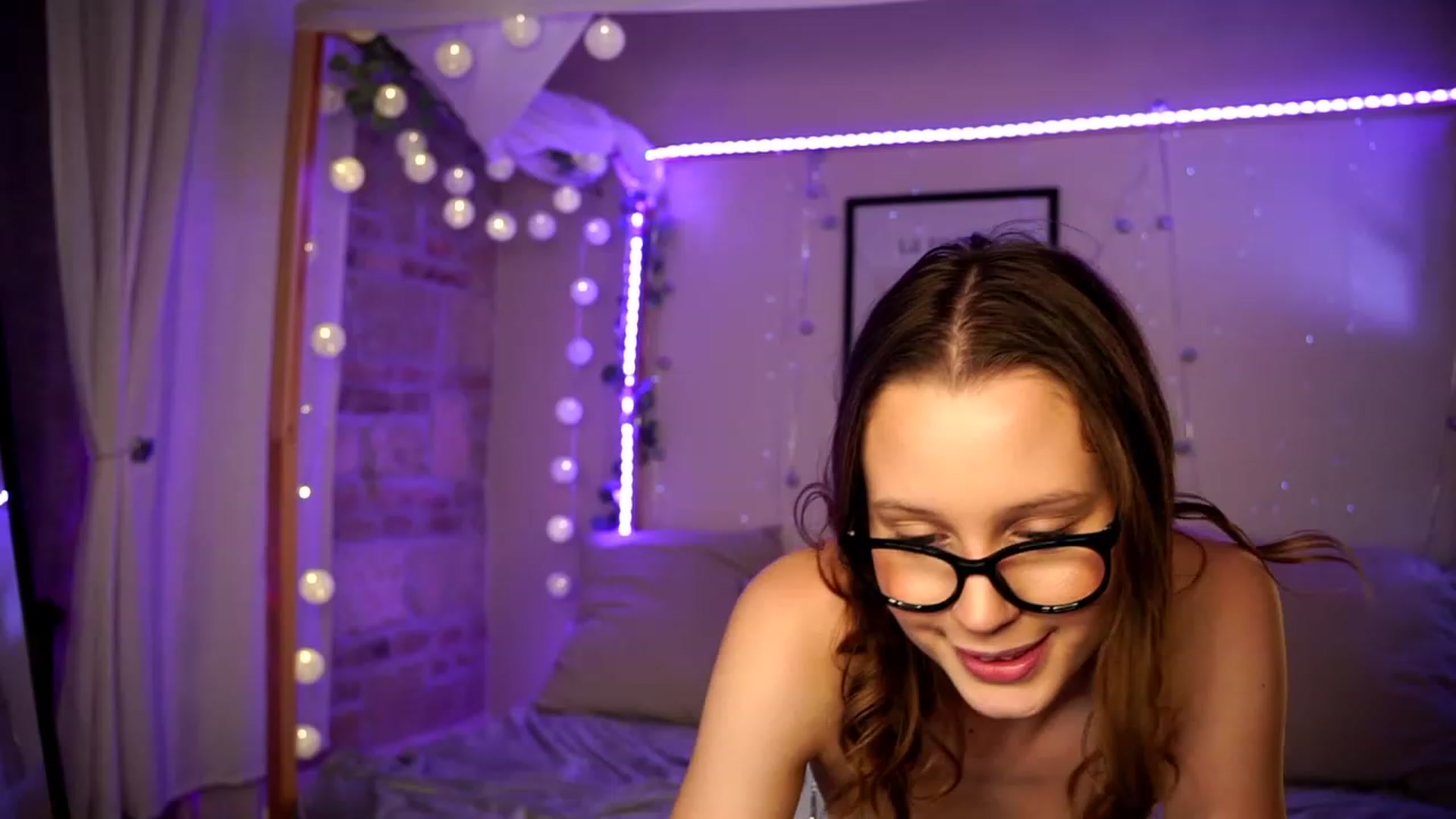 Gallery image thumbnail from EmmmaShy_18's myfreecams stream on, 12/31/2023, 21:29 image 14 of 20