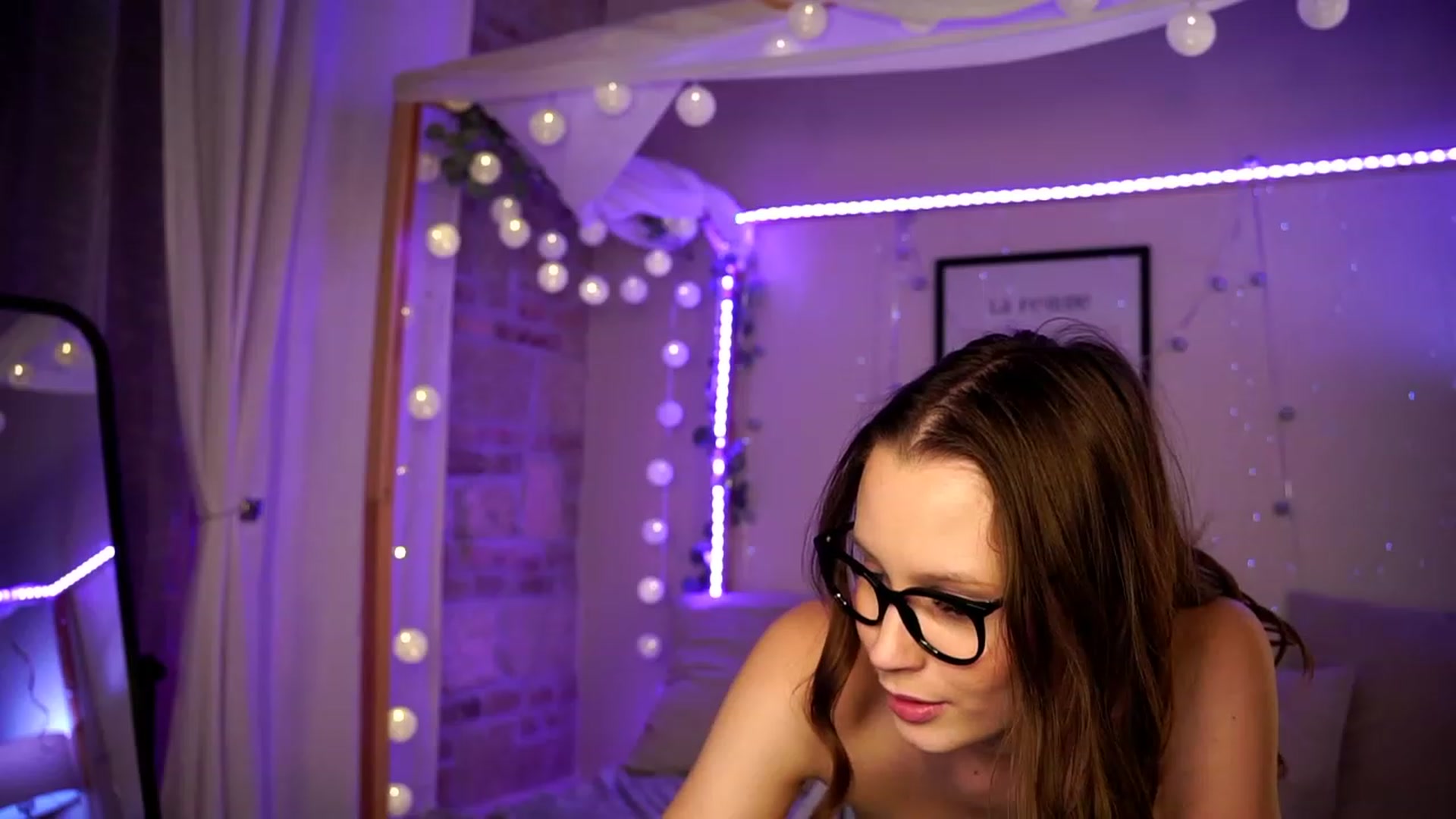 Gallery image thumbnail from EmmmaShy_18's myfreecams stream on, 12/31/2023, 21:29 image 15 of 20