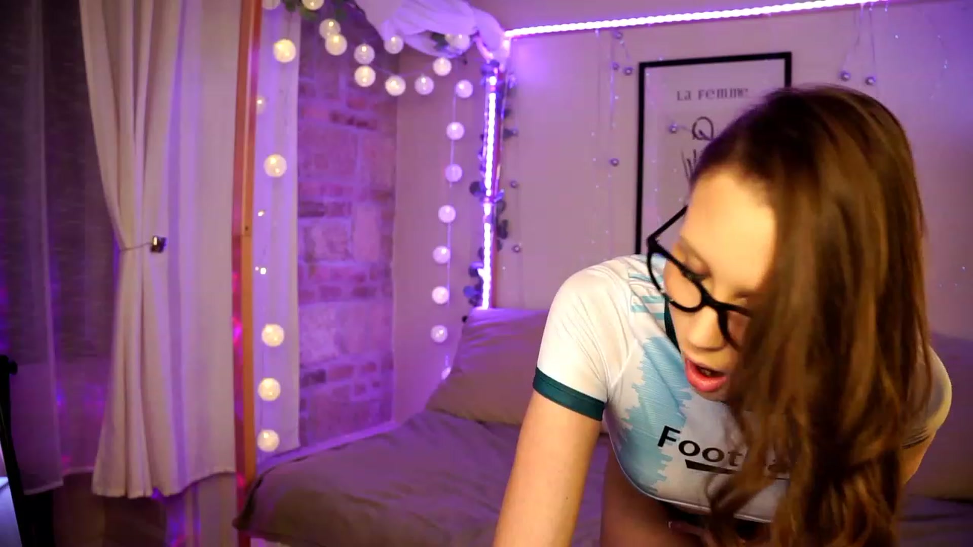 Gallery image thumbnail from EmmmaShy_18's myfreecams stream on, 01/01/2024, 20:58 image 16 of 20