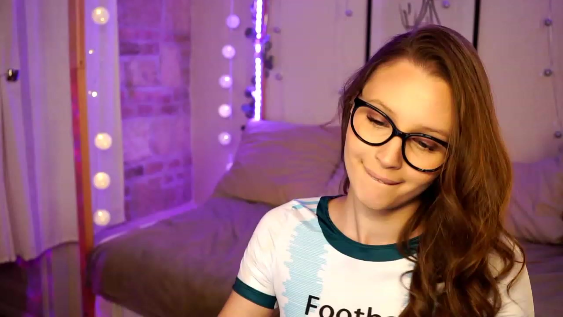 Gallery image thumbnail from EmmmaShy_18's myfreecams stream on, 01/01/2024, 23:38 image 3 of 20