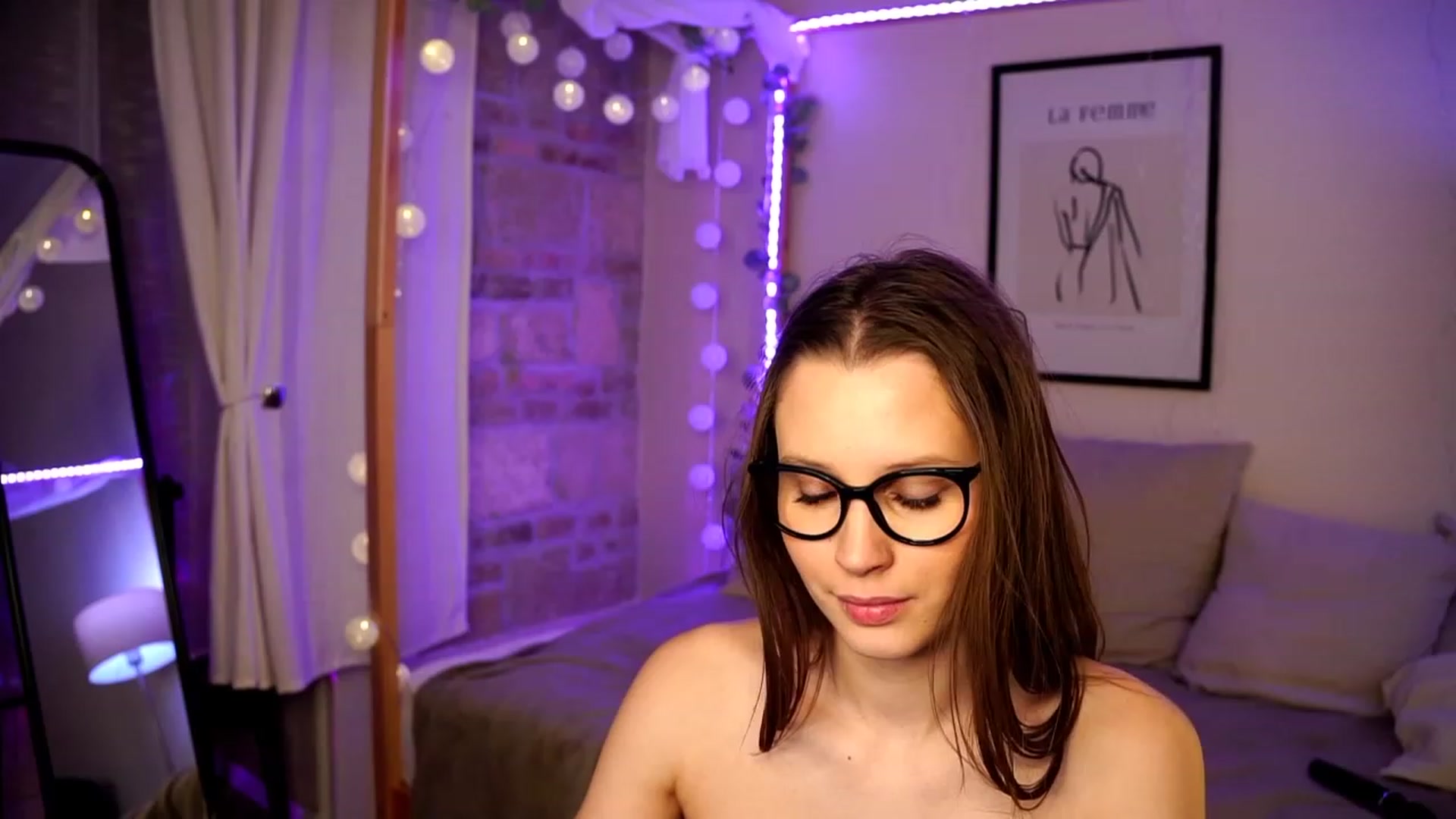 Gallery image thumbnail from EmmmaShy_18's myfreecams stream on, 01/17/2024, 23:02 image 14 of 20