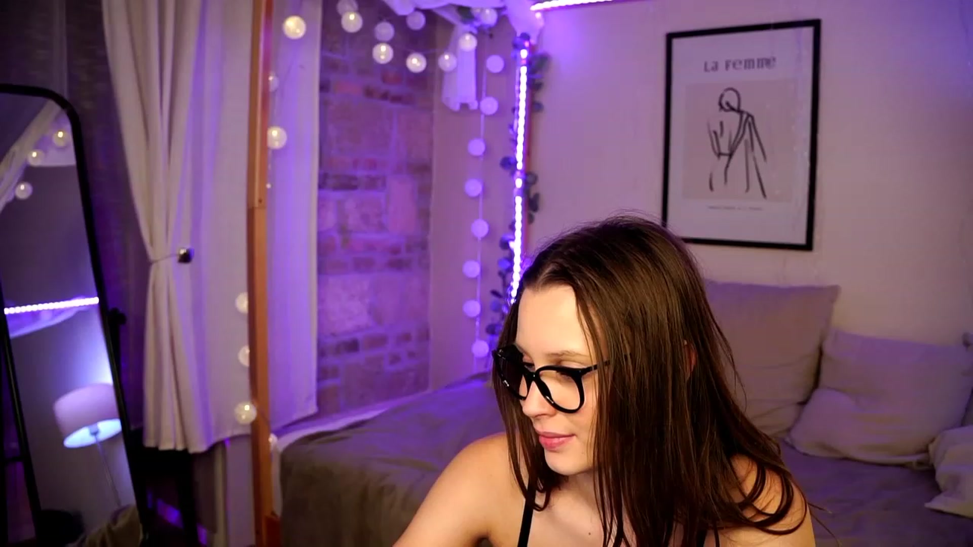 Gallery image thumbnail from EmmmaShy_18's myfreecams stream on, 01/17/2024, 23:02 image 19 of 20