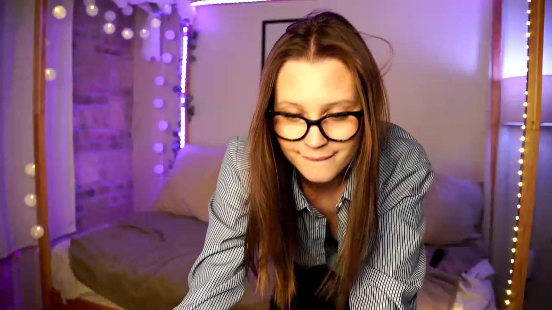 Gallery image thumbnail from EmmmaShy_18's myfreecams stream on, 01/22/2024, 21:29 image 7 of 20