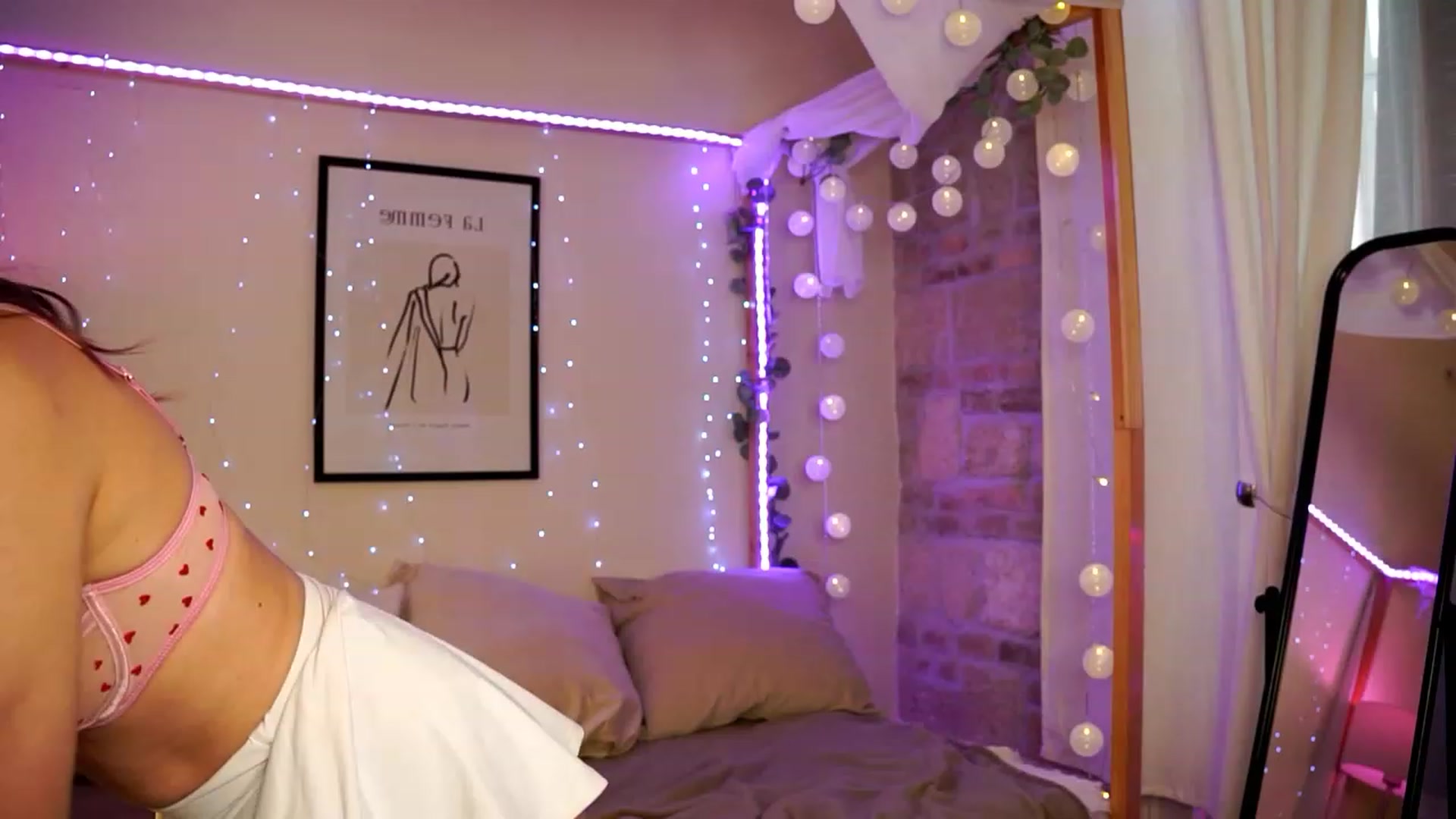 Gallery image thumbnail from EmmmaShy_18's myfreecams stream on, 02/22/2024, 10:04 image 4 of 20
