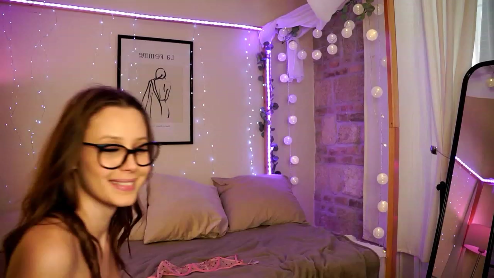 Gallery image thumbnail from EmmmaShy_18's myfreecams stream on, 02/22/2024, 10:04 image 16 of 20