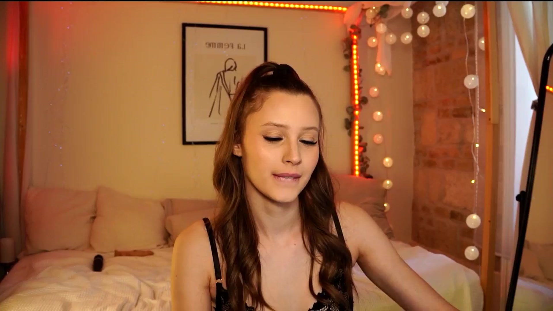 Gallery image thumbnail from EmmmaShy_18's myfreecams stream on, 04/06/2024, 14:32 image 4 of 20
