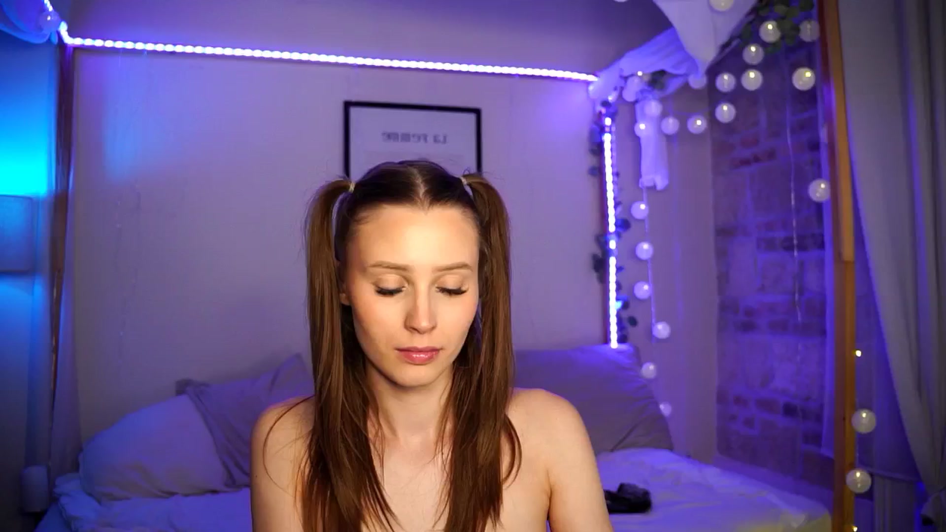 Gallery image thumbnail from EmmmaShy_18's myfreecams stream on, 06/17/2024, 24:59 image 14 of 20