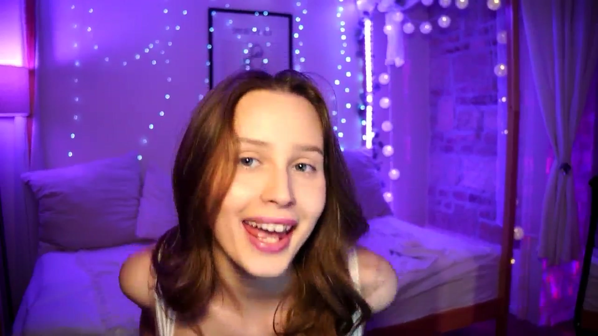 Gallery image thumbnail from EmmmaShy_18's myfreecams stream on, 06/25/2024, 01:41 image 12 of 20