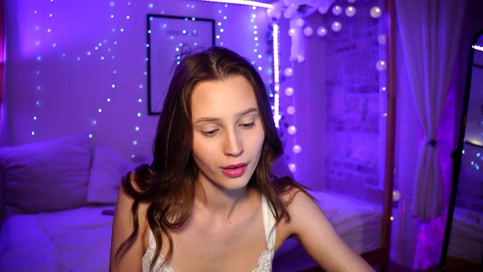 Gallery image thumbnail from EmmmaShy_18's myfreecams stream on, 06/25/2024, 01:41 image 7 of 20