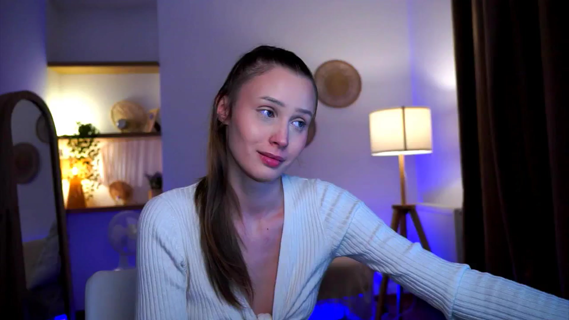 Gallery image thumbnail from EmmmaShy_18's myfreecams stream on, 09/17/2024, 04:40 image 15 of 20