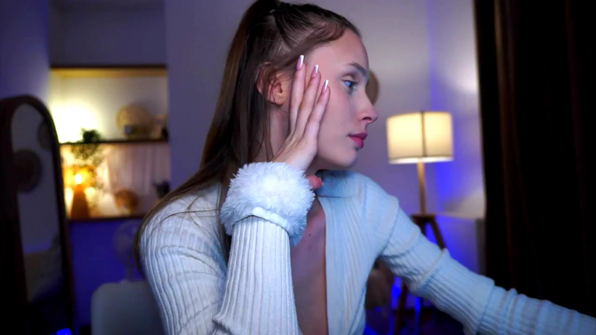 Gallery image thumbnail from EmmmaShy_18's myfreecams stream on, 09/17/2024, 04:40 image 10 of 20