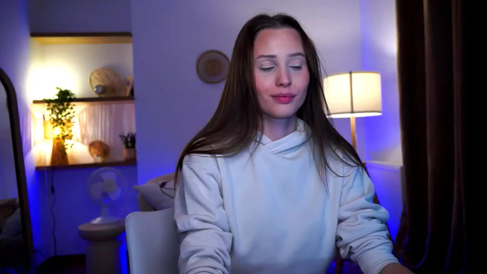 Gallery image thumbnail from EmmmaShy_18's myfreecams stream on, 09/24/2024, 02:03 image 17 of 20