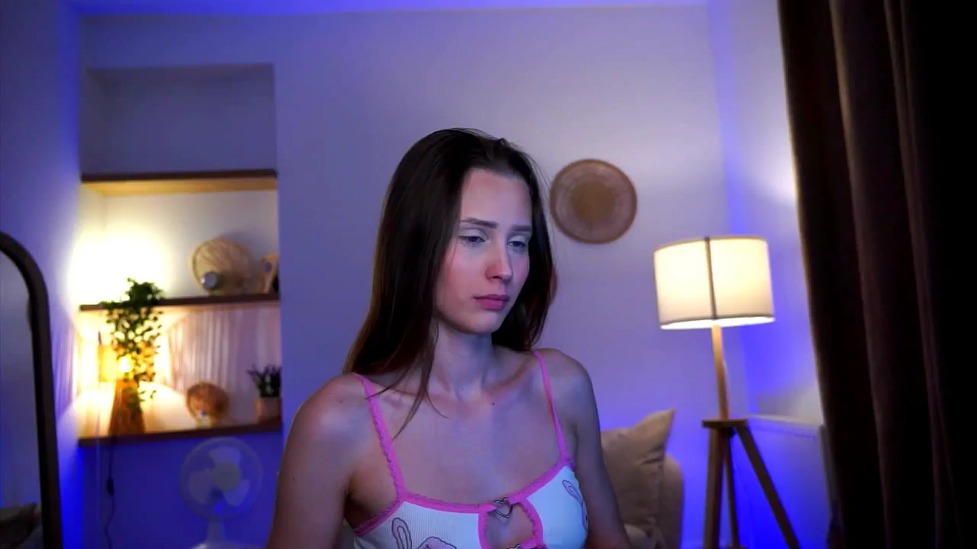 Gallery image thumbnail from EmmmaShy_18's myfreecams stream on, 09/24/2024, 02:03 image 1 of 20