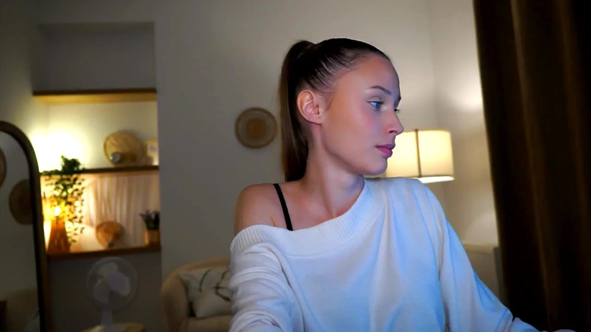 Gallery image thumbnail from EmmmaShy_18's myfreecams stream on, 10/17/2024, 24:30 image 7 of 20