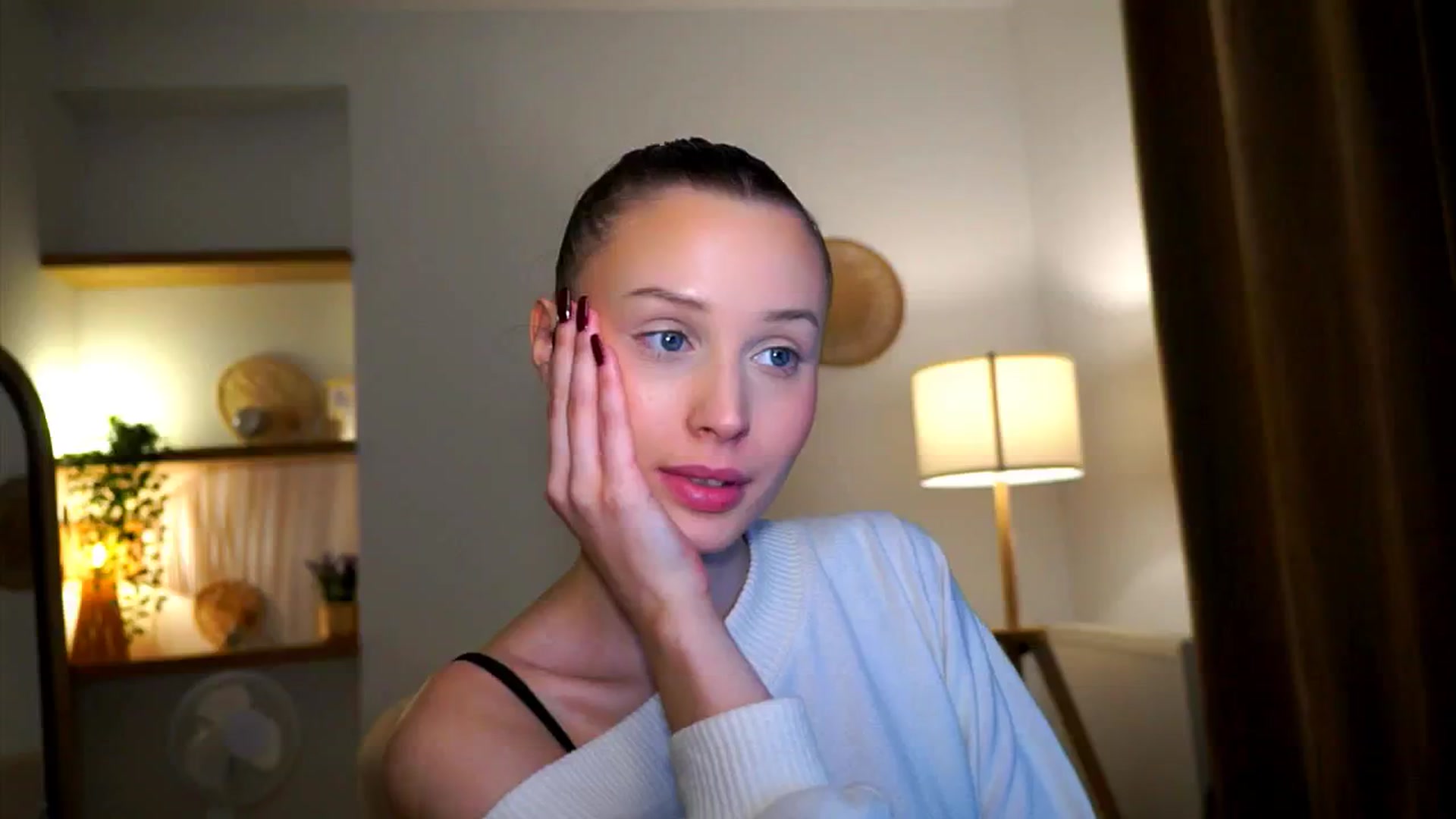 Gallery image thumbnail from EmmmaShy_18's myfreecams stream on, 10/17/2024, 24:30 image 14 of 20
