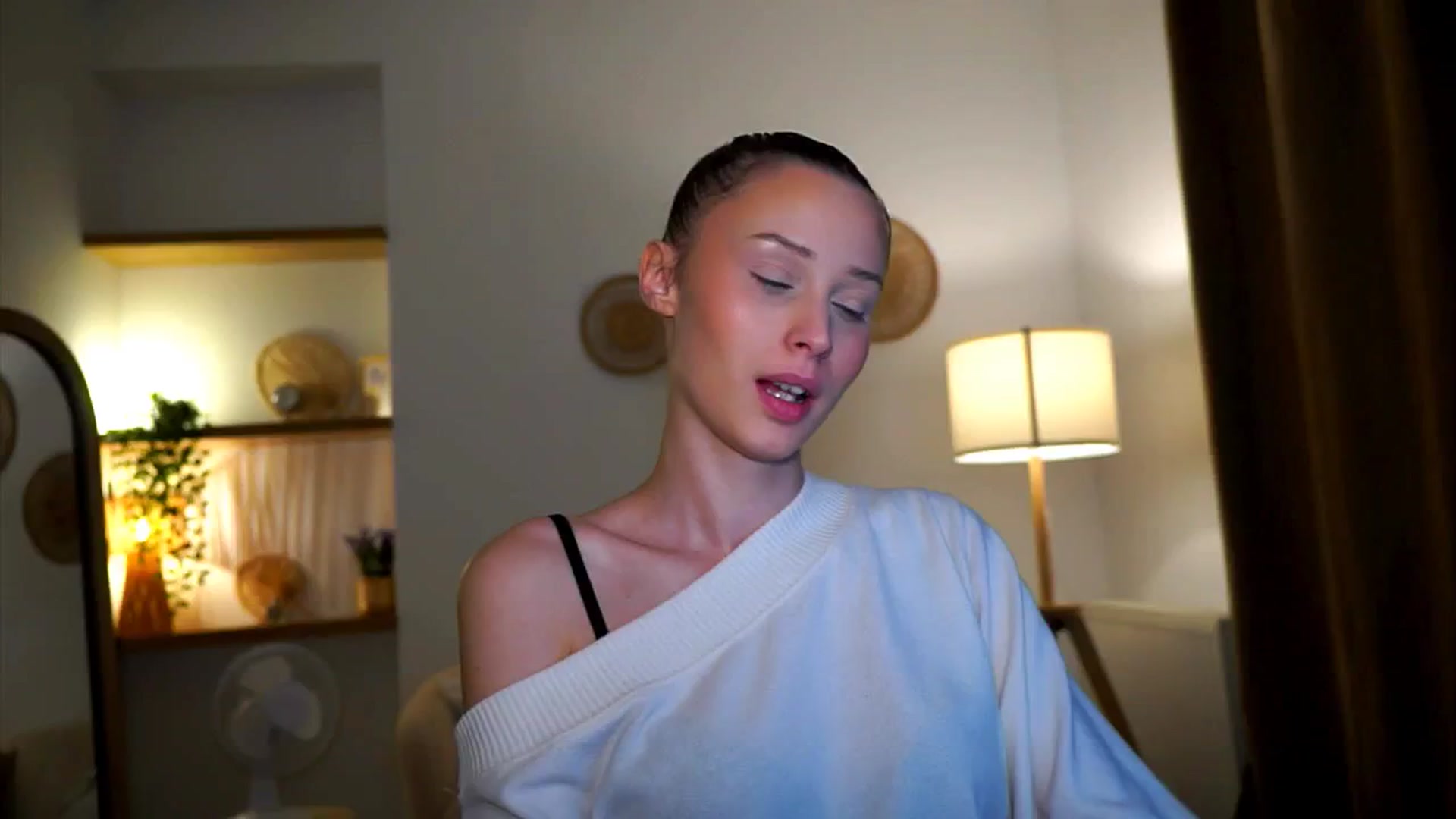 Gallery image thumbnail from EmmmaShy_18's myfreecams stream on, 10/17/2024, 24:30 image 1 of 20
