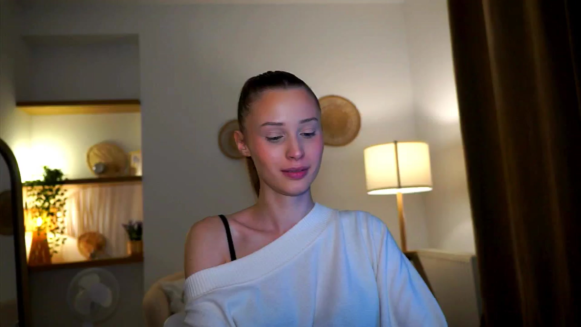 Gallery image thumbnail from EmmmaShy_18's myfreecams stream on, 10/17/2024, 24:30 image 15 of 20