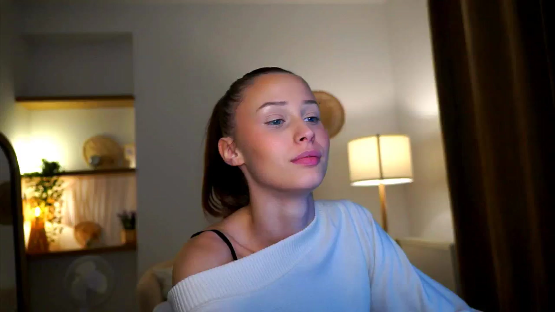 Gallery image thumbnail from EmmmaShy_18's myfreecams stream on, 10/17/2024, 24:30 image 16 of 20