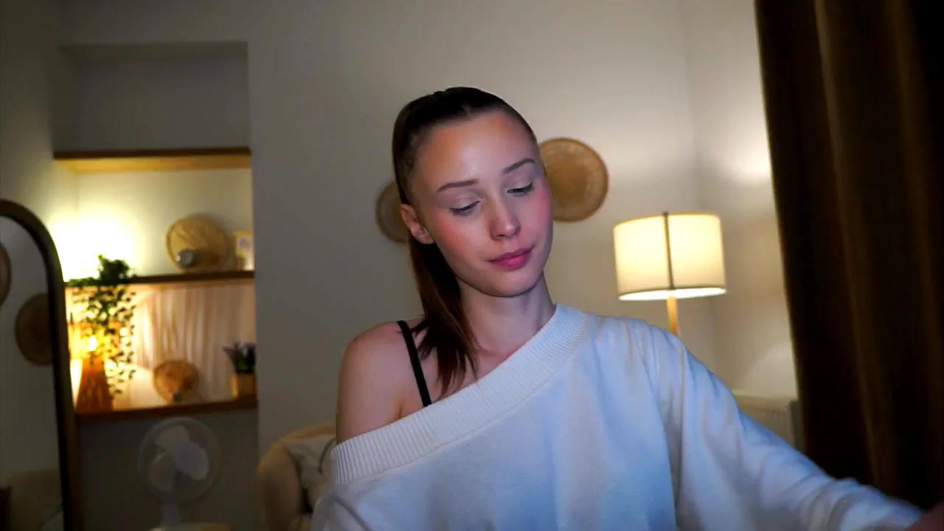 Gallery image thumbnail from EmmmaShy_18's myfreecams stream on, 10/17/2024, 24:30 image 2 of 20